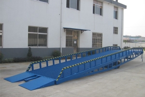 移動(dòng)式液壓登車(chē)橋