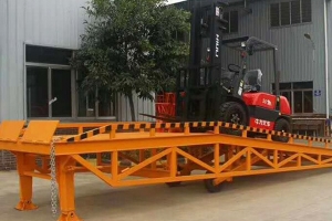 移動(dòng)式液壓登車(chē)橋