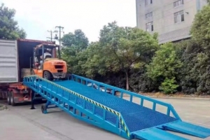 移動(dòng)式液壓登車(chē)橋